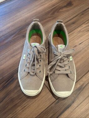 Cariuma Taupe Low-Top Sneakers with Green Insole